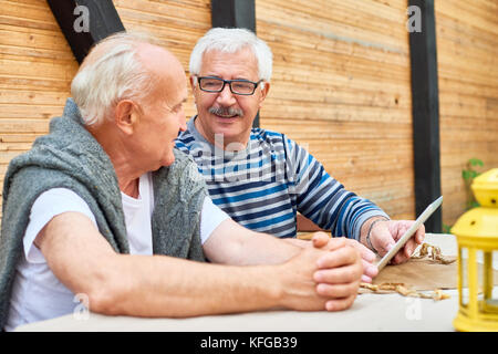 Die besten Freunde der Outdoor Cafe Stockfoto