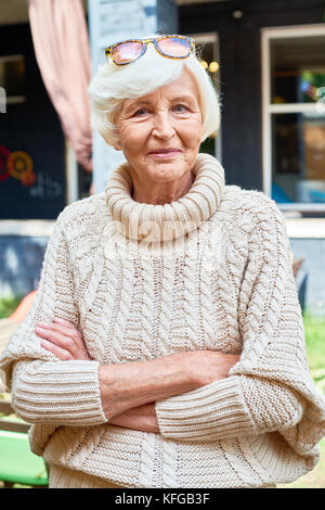 Portrait von ziemlich ältere Frau Stockfoto