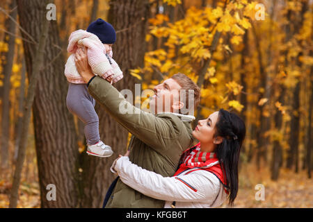 Die Eltern spielen mit kleinen Tochter im Herbst Park Stockfoto