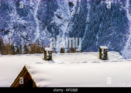 Schnee auf Dächern von Chalets, Sainte Foy Ski Resort, Nördliche Alpen, Frankreich, Europa. Stockfoto