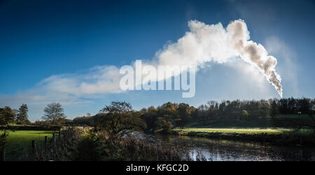 Rauchfahne von Castle Cement, Clitheroe, Ribble Valley, Lancashire, UK. Stockfoto