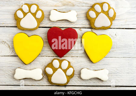 Eine Vielzahl von Lebkuchen mit einem bunten süßen Glasur. Hund Attribute. Stockfoto