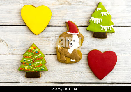 Feiert das Jahr des Hundes. Weihnachten Hund und einen Weihnachtsbaum. Weißer Hintergrund. Stockfoto