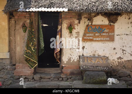 Der Eingang ein Handwerker Shop im tenganan Aga aboriginal Village in Bali, Indonesien Stockfoto