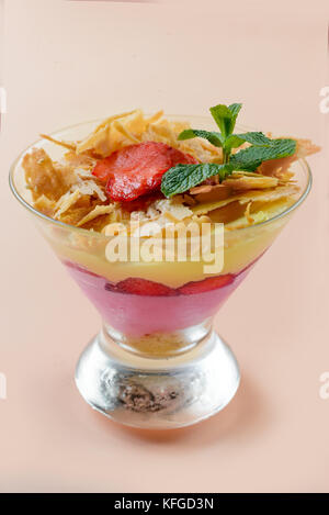 Strawberry Dessert im Glas auf rosa Hintergrund Stockfoto