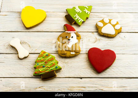 Eine Vielzahl von süßen Lebkuchen cookies auf einem weißen Hintergrund. Feier Stockfoto