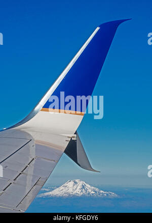 Die vulkanischen Gipfel des Mount Adams in Cascade Mountain Range in Washington unter Flügelspitze von United Airlines Flug. Stockfoto