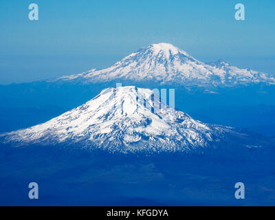 Vulkankegel des Mount Adams und Mount Rainier (hinten) in Cascade Mountain Range im Staat Washington, USA. Stockfoto