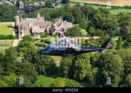 Leonardo AW109SP G-MAOL - Luft-zu-Luft-Fotografie über die Landschaft von Northamptonshire, Rockingham Castle Stockfoto