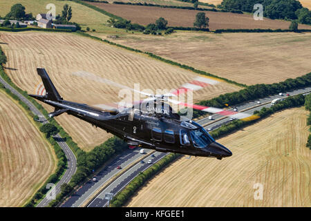 Leonardo AW109SP G-MAOL - Luft-zu-Luft-Fotografie über die Landschaft von Northamptonshire, Rockingham Castle Stockfoto