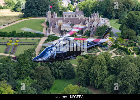 Leonardo AW109SP G-MAOL - Luft-zu-Luft-Fotografie über die Landschaft von Northamptonshire, Rockingham Castle Stockfoto