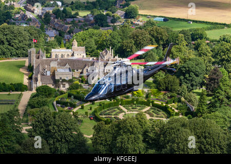 Leonardo AW109SP G-MAOL - Luft-zu-Luft-Fotografie über die Landschaft von Northamptonshire, Rockingham Castle Stockfoto