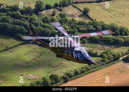 Leonardo AW109SP G-MAOL - Luft-zu-Luft-Fotografie über die Landschaft von Northamptonshire, Rockingham Castle Stockfoto