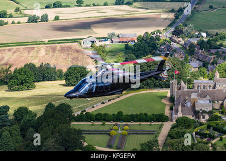 Leonardo AW109SP G-MAOL - Luft-zu-Luft-Fotografie über die Landschaft von Northamptonshire, Rockingham Castle Stockfoto