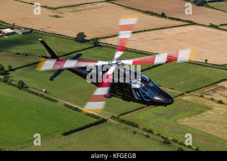 Leonardo AW109SP G-MAOL - Luft-zu-Luft-Fotografie über die Landschaft von Northamptonshire, Rockingham Castle Stockfoto