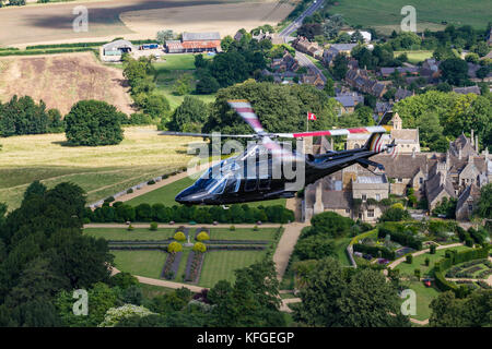 Leonardo AW109SP G-MAOL - Luft-zu-Luft-Fotografie über die Landschaft von Northamptonshire, Rockingham Castle Stockfoto