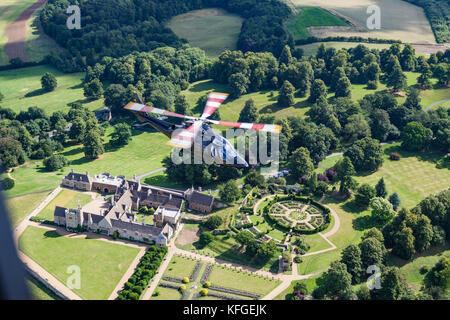 Leonardo AW109SP G-MAOL - Luft-zu-Luft-Fotografie über die Landschaft von Northamptonshire, Rockingham Castle Stockfoto