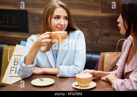 Junge Frauen in Cafe im Einkaufszentrum Stockfoto