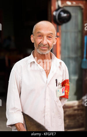 Hotan, China - Oktober 03,2017: uigurischen Elder verkauft seine Waren auf dem lokalen Markt am Oktober 03, China. Stockfoto