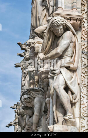 Eine Nahaufnahme auf die Skulpturen auf der Mailänder Dom Fassade in Italien Stockfoto