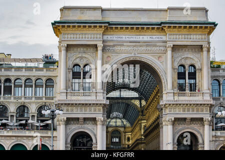 Für eine frontale Ansicht vom Eingang in die Galerie Vittorio Emanuele in Mailand, in der Nähe der Kathedrale Stockfoto