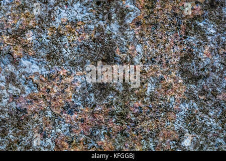 Strukturierte alte Granitwand: Ein natürlicher abstrakter Hintergrund. Granitstein-Textur, Nahbild, Tapete und Textur für das Rendern geeignet Stockfoto