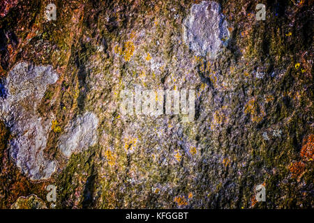 Strukturierte alte Granitwand: Ein natürlicher abstrakter Hintergrund. Granitstein-Textur, Nahbild, Tapete und Textur für das Rendern geeignet Stockfoto