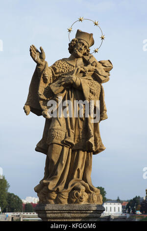 Barocke Statue des Hl. Johannes von Nepomuk (Nepomuk) auf die Steinerne Brücke (kamenný Die meisten) in Písek, Südböhmen, Tschechische Republik. Stockfoto