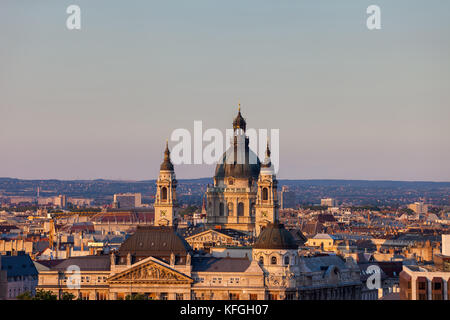 Ungarn, Budapest, Sonnenuntergang Stadtbild mit st.stephan Basilika Glockentürme und Kuppel Stockfoto