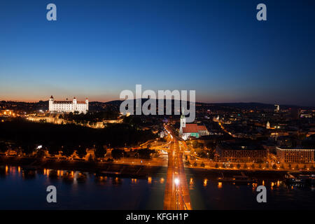 Bratislava in der Slowakei bei Nacht, Blick über die Hauptstadt an der Donau Stockfoto