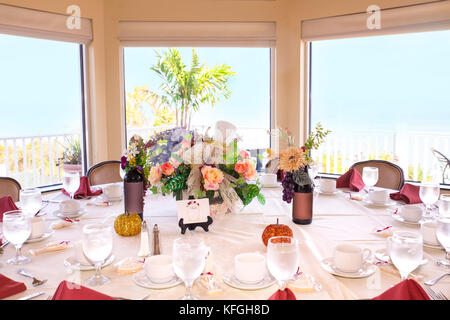 Schönes Restaurant Event Table Einstellung vor hellen Fenster Stockfoto