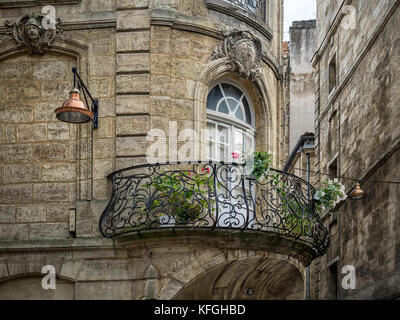 BORDEAUX, FRANKREICH - 06. SEPTEMBER 2017: Schöner Balkon in Bordeaux, Frankreich Stockfoto