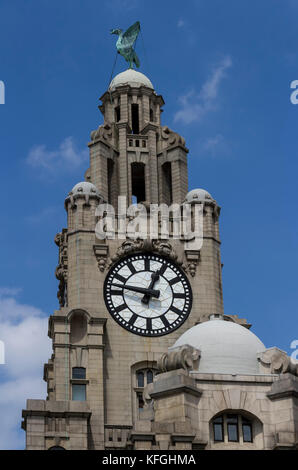 Hochformat mit blauen Himmel von Leber Gebäude und Leber Vögel eine der drei Grazien auf die Mersey Waterfront von Liverpool Stockfoto