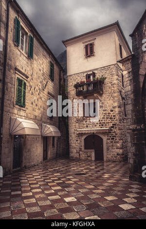 Vintage mittelalterlichen Platz mit alten Stein fertiger mit mittelalterlichen Architektur in alten europäischen Stadt Kotor in Montenegro Stockfoto