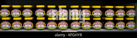 Mehrere Gläser von marmite für den Verkauf auf der Anzeige auf einem Regal im Supermarkt einkaufen. Stockfoto