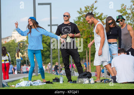 Gruppe junger Leute, die tagsüber Spaß im Park haben Stockfoto