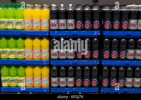 Fizzy zuckerhaltige Getränke zum Verkauf in einem Shop auf einem Regal. Stockfoto