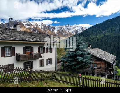 Traditionelle Schweizer Alpen ländliche Häuser in Vals Dorf alpine Schweiz Stockfoto
