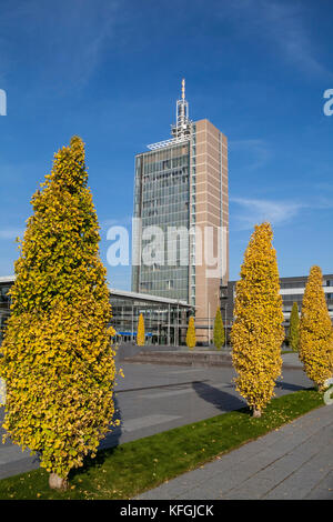 HANNOVER, DEUTSCHLAND - 19. OKTOBER 2017: Hauptgebäude der Hannover Messe. Die Hannover Messe ist eine der größten Messen der Welt. Stockfoto