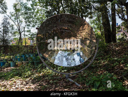 Eine polierte Parabolspiegel sammeln Sonnenenergie zum Kochen in Entwicklungsländern. Antananarivo, Madagaskar. Stockfoto