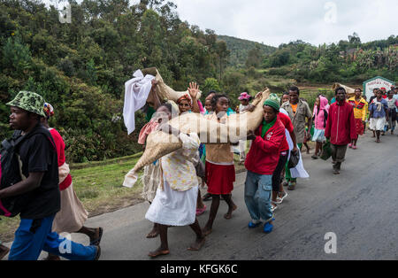 Famadihana Zeremonie, oder Drehen der Knochen, einem madagassischen Tradition feiern mit Körper ihrer toten Vorfahren. Madagaskar. Stockfoto