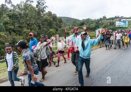 Famadihana Zeremonie, oder Drehen der Knochen, einem madagassischen Tradition feiern mit Körper ihrer toten Vorfahren. Madagaskar. Stockfoto