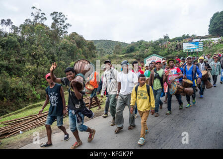 Famadihana Zeremonie, oder Drehen der Knochen, einem madagassischen Tradition feiern mit Körper ihrer toten Vorfahren. Madagaskar. Stockfoto