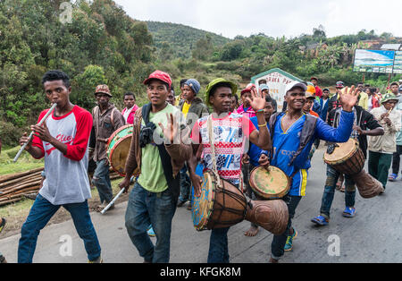 Famadihana Zeremonie, oder Drehen der Knochen, einem madagassischen Tradition feiern mit Körper ihrer toten Vorfahren. Madagaskar. Stockfoto