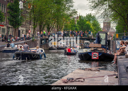 Amsterdam, mit Blumen und Fahrräder auf den Brücken über die Kanäle, Holland, Niederlande. Stockfoto