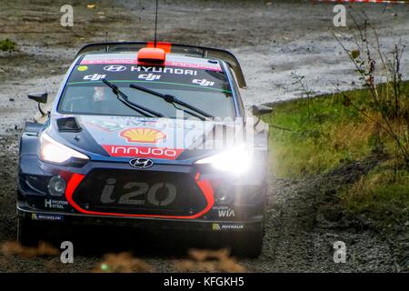 VEREINIGTES KÖNIGREICH. 28. Oktober 2017. #16 Dani Sordo (ESP) und Co-Pilot Marc Marti (ESP) von Hyundai Motorsport verlassen eine Haarnadelkurve auf der Dyfnant-Etappe des Rally GB-Rundgangs der FIA-Rallye-Weltmeisterschaft 2017 in Wales. Kredit: Hugh Peterswald/Pacific Press/Alamy Live Nachrichten Stockfoto