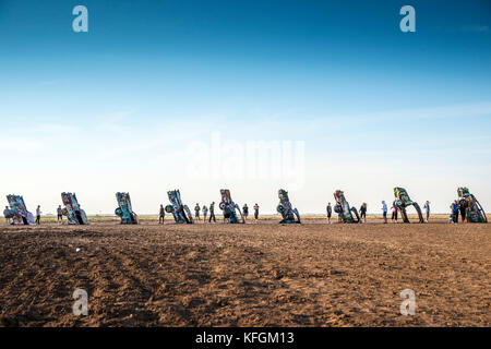 Amarillo, Texas, USA. 18. Oktober 2015. Eine große Gruppe von Touristen fotografieren bei Cadillac Ranch in den frühen Morgenstunden. Stockfoto