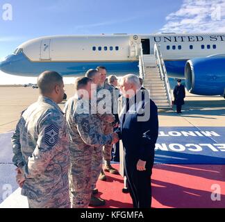 Us vice president Mike Pence grüßt Flieger bei der Ankunft in Minot Air Force Base, 27. Oktober 2017 in Minot, North Dakota. Pence besucht die strategischen nuklearen Kräfte an der Basis. Stockfoto