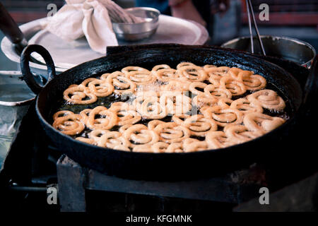 Indische jalebi Braten in der Ölwanne bei Abschaltdruck Stockfoto