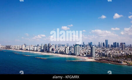 Tel Aviv Küste und die Skyline vom Mittelmeer gesehen. Stockfoto